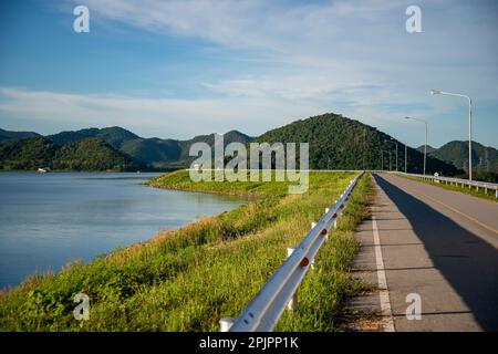 Le paysage et la nature au barrage de Pran Buri ou Mae Nam Pran Buri près de la ville de Pranburi près de la ville de Hua Hin dans la province de Prachuap Khir Banque D'Images