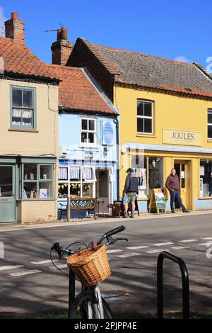 Magasins dans le marché haut de gamme de Burnham, sous le soleil d'hiver, dans le nord de Norfolk, Royaume-Uni Banque D'Images