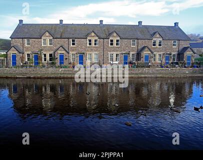 Jolie terrasse de chalets, bassin du canal de Brecon. Automne - octobre Banque D'Images