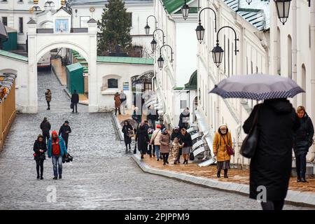 Non exclusif: KIEV, UKRAINE - 03 AVRIL 2023 - les partisans de l'Eglise orthodoxe ukrainienne du Patriarcat de Moscou se réunissent sur le territoire du Banque D'Images