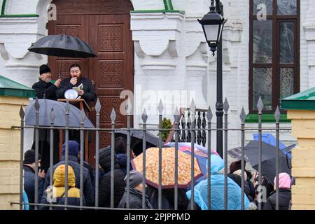 Non exclusif: KIEV, UKRAINE - 03 AVRIL 2023 - les partisans de l'Eglise orthodoxe ukrainienne du Patriarcat de Moscou se réunissent sur le territoire du Banque D'Images