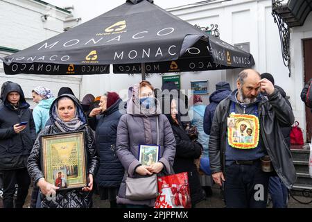 Non exclusif: KIEV, UKRAINE - 03 AVRIL 2023 - les partisans de l'Eglise orthodoxe ukrainienne (Patriarcat de Moscou) ont des icônes sur le territoire du K Banque D'Images