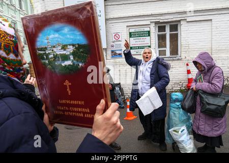 Non exclusif: KIEV, UKRAINE - 03 AVRIL 2023 - les partisans de l'Eglise orthodoxe ukrainienne du Patriarcat de Moscou se réunissent sur le territoire du Banque D'Images