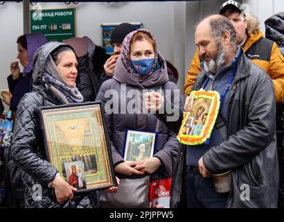 Non exclusif: KIEV, UKRAINE - 03 AVRIL 2023 - les partisans de l'Eglise orthodoxe ukrainienne du Patriarcat de Moscou se réunissent sur le territoire du Banque D'Images