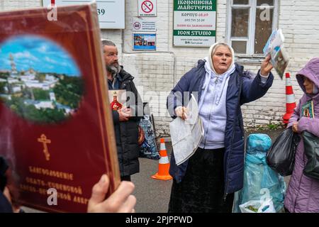 Non exclusif: KIEV, UKRAINE - 03 AVRIL 2023 - les partisans de l'Eglise orthodoxe ukrainienne du Patriarcat de Moscou se réunissent sur le territoire du Banque D'Images