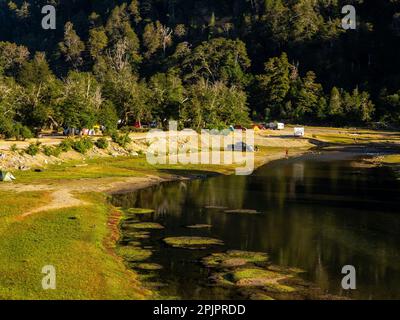 Camping sur les rives de la rivière Pichi Traful, Parc Nahuel Huapi, chemin Seven Lakes, province de Neuquén, Argentine Banque D'Images