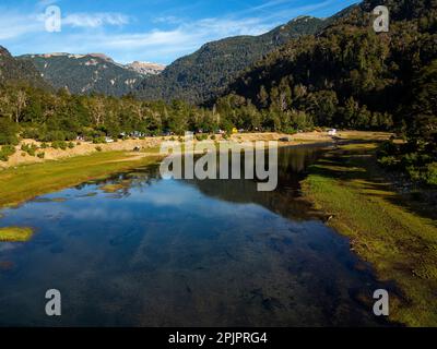 Camping sur les rives de la rivière Pichi Traful, Parc Nahuel Huapi, chemin Seven Lakes, province de Neuquén, Argentine Banque D'Images