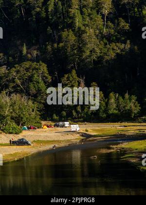 Camping sur les rives de la rivière Pichi Traful, Parc Nahuel Huapi, chemin Seven Lakes, province de Neuquén, Argentine Banque D'Images