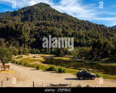 Camping sur les rives de la rivière Pichi Traful, Parc Nahuel Huapi, chemin Seven Lakes, province de Neuquén, Argentine Banque D'Images