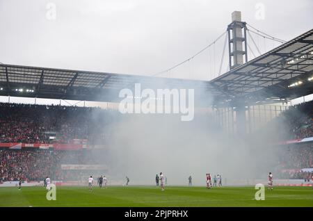 Cologne, Rhénanie-du-Nord-Westphalie, Allemagne. 2nd avril 2023. La pyrotechnique de la section de ventilateur de Borussia Monchengladbach couvre le champ de fumée avant le match du FC Cologne-Borussia Monchengladbach Bundesliga sur 2 avril 2023 dans le RheinEnergieStadion à Cologne, en Allemagne. La fumée entraîne un court délai au début du match. (Credit image: © Kai Dambach/ZUMA Press Wire) USAGE ÉDITORIAL SEULEMENT! Non destiné À un usage commercial ! Banque D'Images