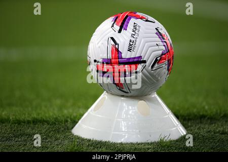 Un ballon Nike Flight Match sur un cône lors du match de la Premier League à Goodison Park, Liverpool. Date de la photo: Lundi 3 avril 2023. Banque D'Images