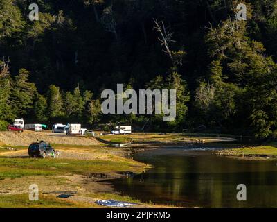 Camping sur les rives de la rivière Pichi Traful, Parc Nahuel Huapi, chemin Seven Lakes, province de Neuquén, Argentine Banque D'Images