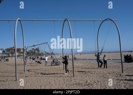 Santa Monica, Californie, États-Unis. 26th mars 2023. Les amateurs de plage se balancent dans les bars à singes de l'ancienne plage de muscle Beach.Santa Monica Beach est une attraction populaire en Californie avec plus de 3 kilomètres de large plage de sable, parfaite pour nager, bronzer, surf, et Beach volley. La plage est entourée de palmiers, de la célèbre jetée de Santa Monica, de vélos en location et de nombreux restaurants avec vue imprenable sur le coucher du soleil. (Credit image: © Taidgh Barron/ZUMA Press Wire) USAGE ÉDITORIAL SEULEMENT! Non destiné À un usage commercial ! Banque D'Images