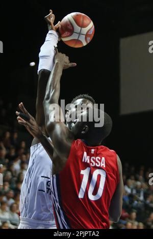 BODIAN MASSA de SIG Strasbourg et Youssoupha CHUTE de LDLC ASVELau cours de la coupe française, Top 8, demi-finale du match de basket-ball entre LDLC ASVEL et SIG Strasbourg sur 19 mars 2023 à l'Arena Loire à Trelaze, France - photo Laurent Lairys / DPPI Banque D'Images