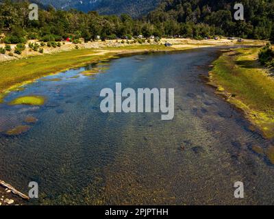 Camping sur les rives de la rivière Pichi Traful, Parc Nahuel Huapi, chemin Seven Lakes, province de Neuquén, Argentine Banque D'Images