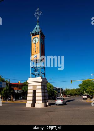 Tour de l'horloge à Malargüe, Mendoza, Argentine, inaugurée en 2000, commémorant le 50th anniversaire de la deuxième fondation de la ville. Banque D'Images