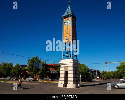 Tour de l'horloge à Malargüe, Mendoza, Argentine, inaugurée en 2000, commémorant le 50th anniversaire de la deuxième fondation de la ville. Banque D'Images