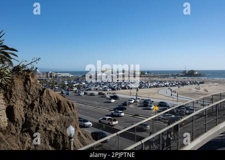 Santa Monica, Californie, États-Unis. 26th mars 2023. La Pacific Coast Highway vue depuis le Pacific Palisades Park.Santa Monica Beach est une attraction populaire en Californie avec plus de 3 kilomètres de plage de sable large, parfaite pour nager, bronzer, surf et Beach volley. La plage est entourée de palmiers, de la célèbre jetée de Santa Monica, de vélos en location et de nombreux restaurants avec vue imprenable sur le coucher du soleil. (Credit image: © Taidgh Barron/ZUMA Press Wire) USAGE ÉDITORIAL SEULEMENT! Non destiné À un usage commercial ! Banque D'Images