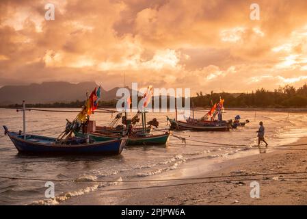 Bateaux de pêche au village de pêche Pak Nam Pran et Plage près de la ville de Pranburi et de la ville de Hua Hin dans la province de Prachuap Khiri Khan i Banque D'Images