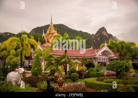 Le Wat HUP Ta Khot au parc national Sam Roi Yot dans la province de Prachuap Khiri Khan en Thaïlande, Hua Hin, décembre 2022 Banque D'Images