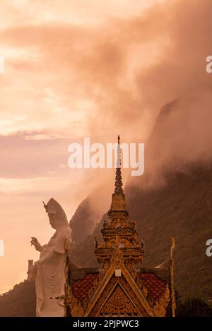 Le Wat HUP Ta Khot au parc national Sam Roi Yot dans la province de Prachuap Khiri Khan en Thaïlande, Hua Hin, décembre 2022 Banque D'Images