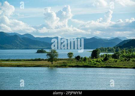 Le paysage et la nature au barrage de Pran Buri ou Mae Nam Pran Buri près de la ville de Pranburi près de la ville de Hua Hin dans la province de Prachuap Khir Banque D'Images