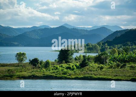 Le paysage et la nature au barrage de Pran Buri ou Mae Nam Pran Buri près de la ville de Pranburi près de la ville de Hua Hin dans la province de Prachuap Khir Banque D'Images