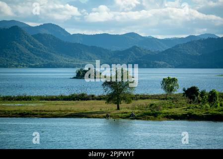 Le paysage et la nature au barrage de Pran Buri ou Mae Nam Pran Buri près de la ville de Pranburi près de la ville de Hua Hin dans la province de Prachuap Khir Banque D'Images