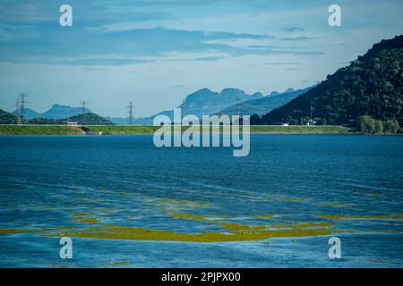 Le paysage et la nature au barrage de Pran Buri ou Mae Nam Pran Buri près de la ville de Pranburi près de la ville de Hua Hin dans la province de Prachuap Khir Banque D'Images