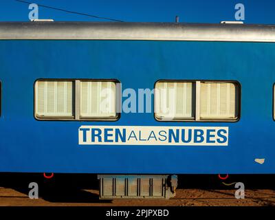 Le populaire parmi les touristes Tren de Las Nubes (Clouds train) stationnés à la gare de San Antonio de Los Cobres, province de Salta, Argentine Banque D'Images