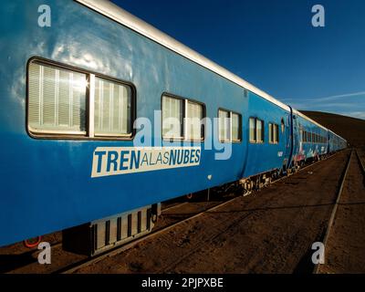 Le populaire parmi les touristes Tren de Las Nubes (Clouds train) stationnés à la gare de San Antonio de Los Cobres, province de Salta, Argentine Banque D'Images