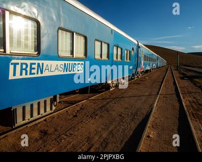 Le populaire parmi les touristes Tren de Las Nubes (Clouds train) stationnés à la gare de San Antonio de Los Cobres, province de Salta, Argentine Banque D'Images