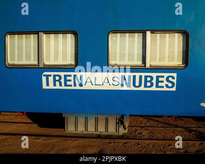 Le populaire parmi les touristes Tren de Las Nubes (Clouds train) stationnés à la gare de San Antonio de Los Cobres, province de Salta, Argentine Banque D'Images