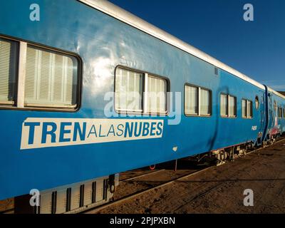 Le populaire parmi les touristes Tren de Las Nubes (Clouds train) stationnés à la gare de San Antonio de Los Cobres, province de Salta, Argentine Banque D'Images