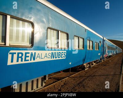 Le populaire parmi les touristes Tren de Las Nubes (Clouds train) stationnés à la gare de San Antonio de Los Cobres, province de Salta, Argentine Banque D'Images