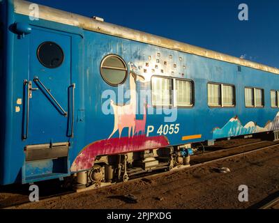 Le populaire parmi les touristes Tren de Las Nubes (Clouds train) stationnés à la gare de San Antonio de Los Cobres, province de Salta, Argentine Banque D'Images