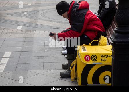 Moscou, Russie. 1st avril 2023. Un service de messagerie des services populaires de livraison de nourriture 'Yandex EDA' accepte une commande par un téléphone sur la rue Nikolaskaïa dans le centre de la ville de Moscou, Russie Banque D'Images