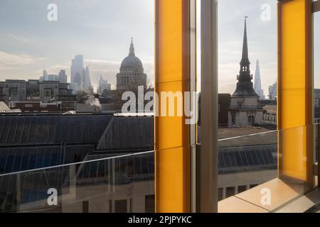 Vue sur la cathédrale St paul, la ville de londres et l'église St Martin Ludgate depuis One New Ludgate, 60 Ludgate Hill, Londres Banque D'Images