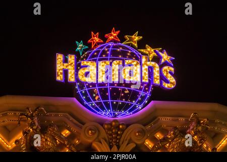 Las Vegas, Nevada - Mars 2017: Le signe de l'hôtel Harrahs brille et clignote la nuit sur le toit du bâtiment. Des signes lumineux de Las Vegas la nuit. Casino Harrahs clignote des lumières vives. Banque D'Images