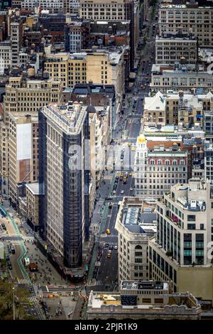 New York, Etats-Unis - 26 avril 2022 : vue panoramique du bâtiment Flatiron à New York. C'est l'un des gratte-ciel les plus emblématiques et le symbole de New Yo Banque D'Images