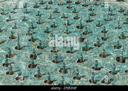 Vue rapprochée de la sculpture sur fontaine. Art public dans le parc de la fontaine de Wadakura, les jardins nationaux de Kokyogaien, Tokyo, Japon. Banque D'Images