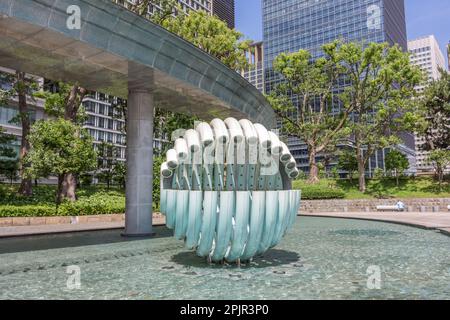 Sculpture de fontaine. Art public dans le parc de la fontaine de Wadakura, les jardins nationaux de Kokyogaien, Tokyo, Japon. Banque D'Images