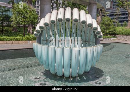 Sculpture de fontaine. Art public dans le parc de la fontaine de Wadakura, les jardins nationaux de Kokyogaien, Tokyo, Japon. Banque D'Images