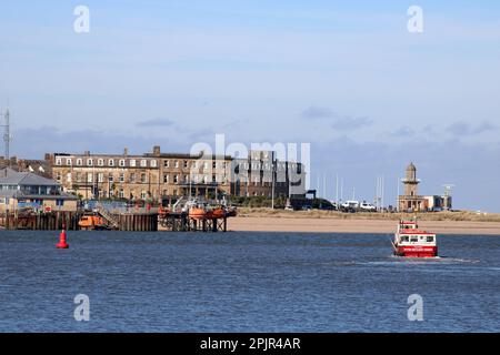 Hôtel de North Euston et phare de la plage, Fleetwood vu de l'autre côté de l'estuaire de la rivière Wyre depuis Knott End-on-Sea avec Wyre Rose, ferry, traversée jusqu'à Fleetwood. Banque D'Images