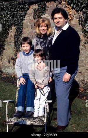 Photo du dossier datée du 14/03/87, de Nigel Lawson avec son épouse Therese, son fils Tom (10) et sa fille Emily (5). L'ancien chancelier conservateur est décédé à l'âge de 91 ans. Date de publication : lundi 3 avril 2023. Banque D'Images