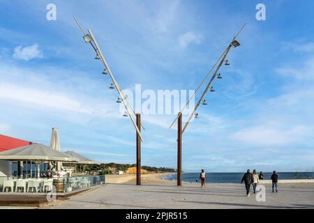 La promenade à côté de la plage de Gaivota, Quarteira, Portugal. Banque D'Images