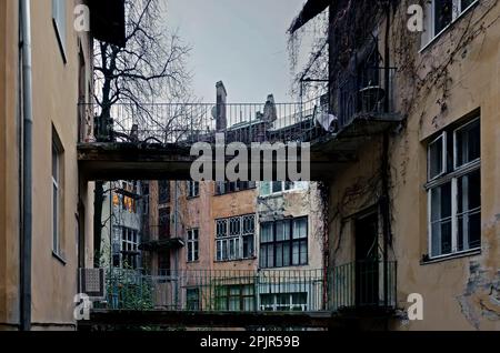 Vue sur deux anciens bâtiments reliés à Lviv Ukraine Banque D'Images