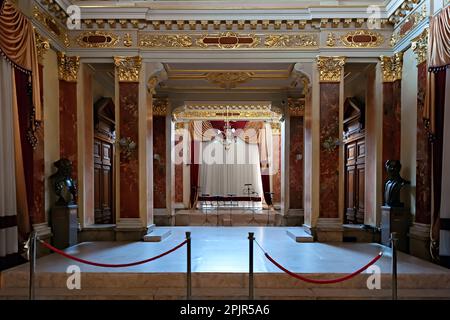 La salle miroir de l'Opéra National académique et Théâtre de Ballet de Lviv, Ukraine Banque D'Images