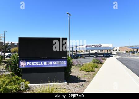 IRIVNE, CALIFORNIE - 2 avril 2023 : Marquee électronique à l'entrée du parc de stationnement de la salle de gym au Campus of Portola High School. Banque D'Images