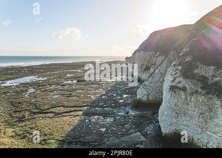 Flamborough dirigez-vous vers la ville balnéaire de Filey, sur la côte est anglaise. Les falaises de craie blanche s'enroulent le long de la côte. Photo de haute qualité Banque D'Images